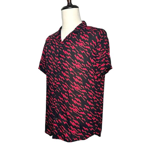 Cuidado Con el Perro | Men | Black Red Abstract Camp Button Up Shirt | Medium - Picture 3 of 9